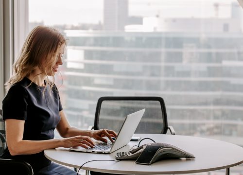 lifestyle-portrait-of-businesswoman-working-at-her-laptop-in-the-office-sitting-at-desk-in-meeting_t20_dxJJKj